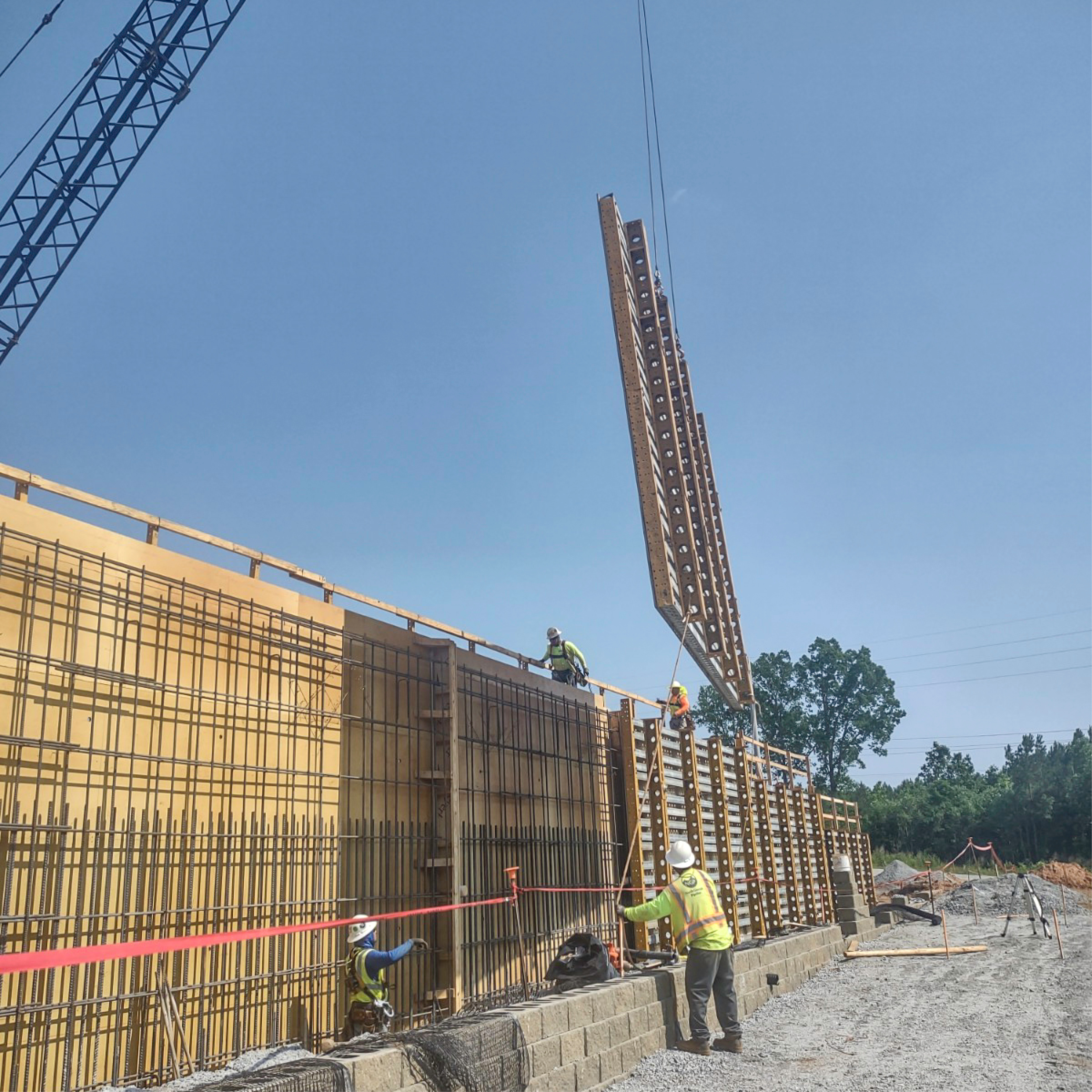 The E-BEAM &amp; SUPER STUD system&rsquo;s adaptability allowed for the formwork to be easily reconfigured to match the varied heights of the walls, ranging in height from 13' to 18'.