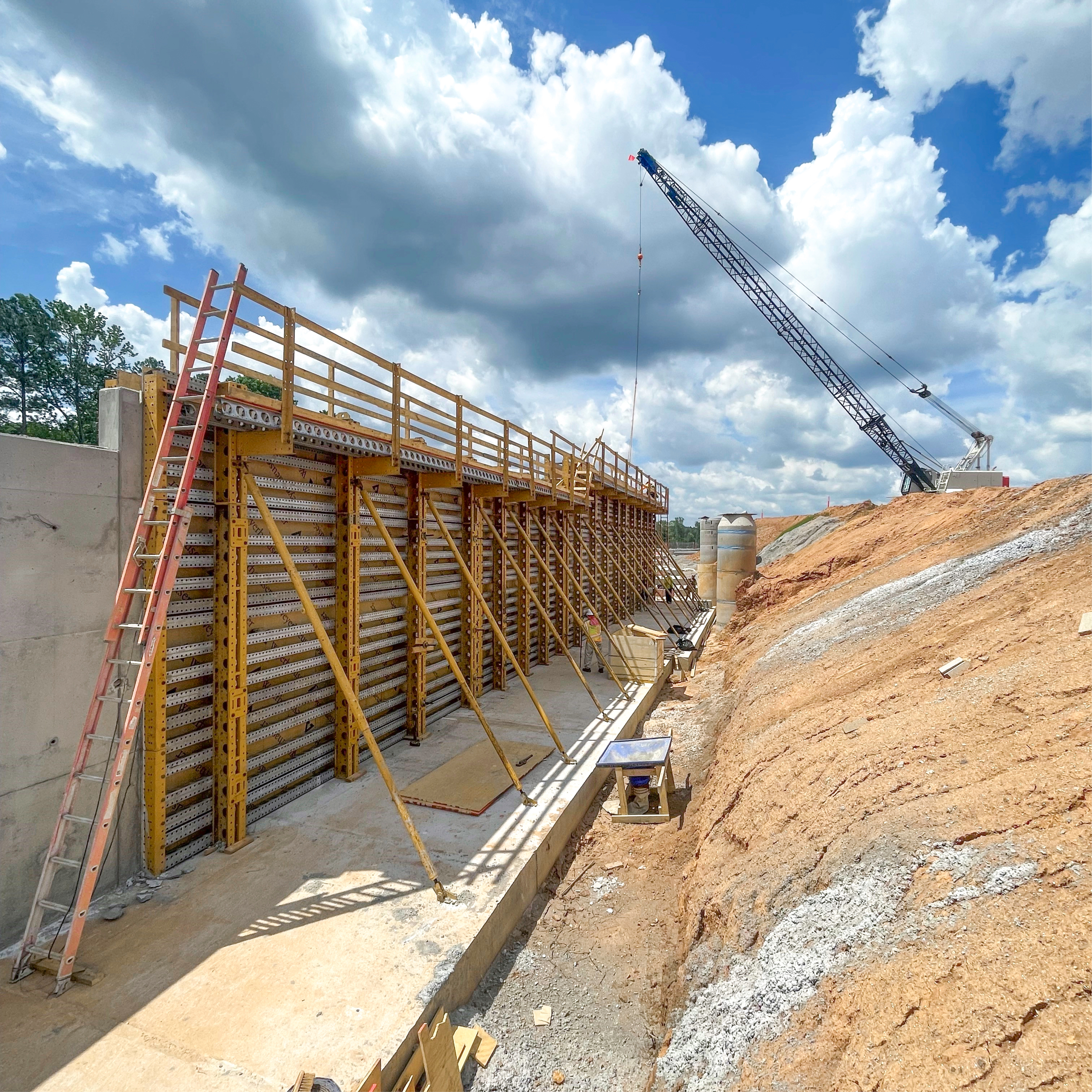 The E-BEAM &amp; SUPER STUD system&rsquo;s adaptability allowed for the formwork to be easily reconfigured to match the varied heights of the walls, ranging in height from 13' to 18'.