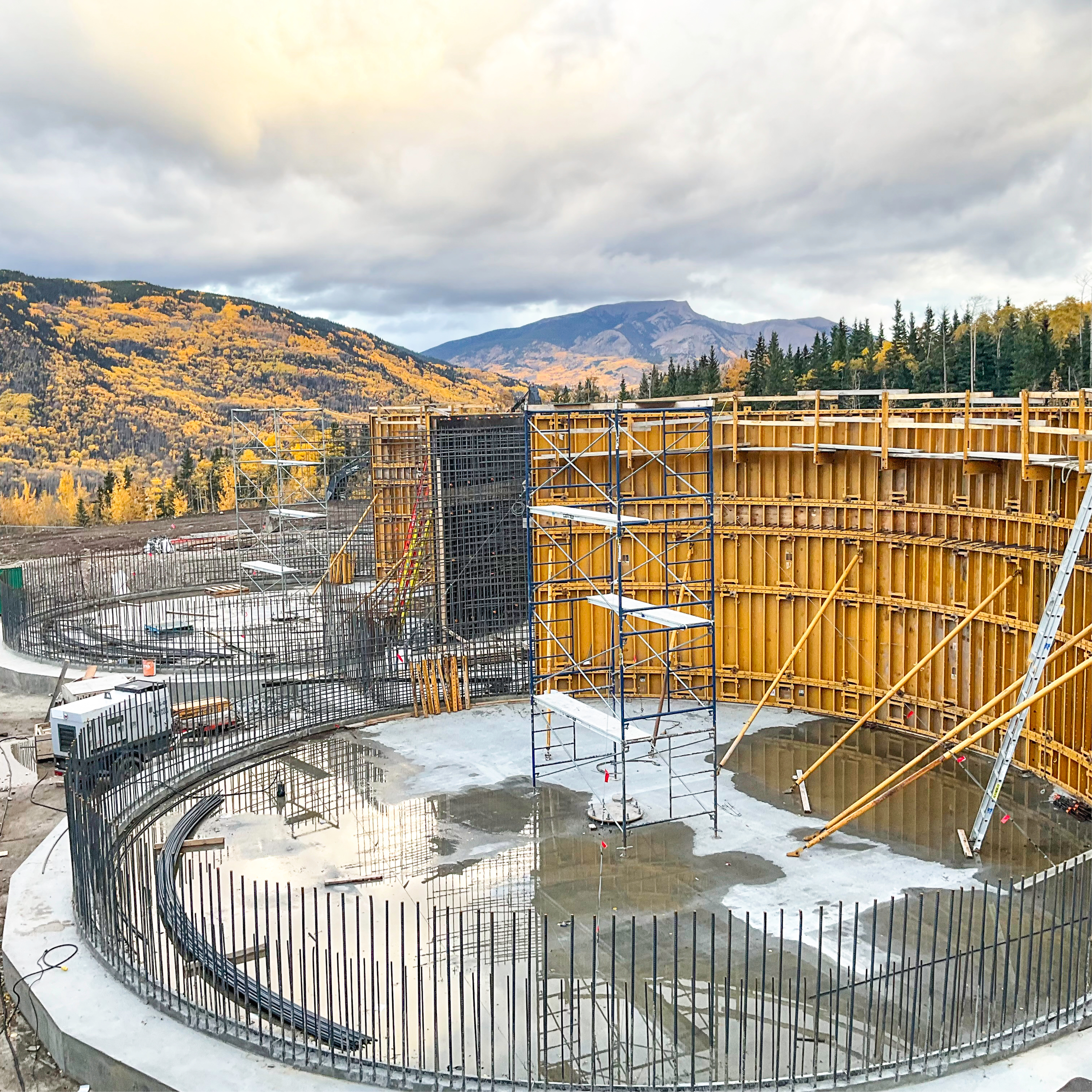Grande Cache Wastewater Treatment Facility | Airdrie The REDI-RADIUS formwork was also used in a cantilevered setup on the curved wall to ensure no issues with water stops, as it prevents any interference with the ties at the foundation.