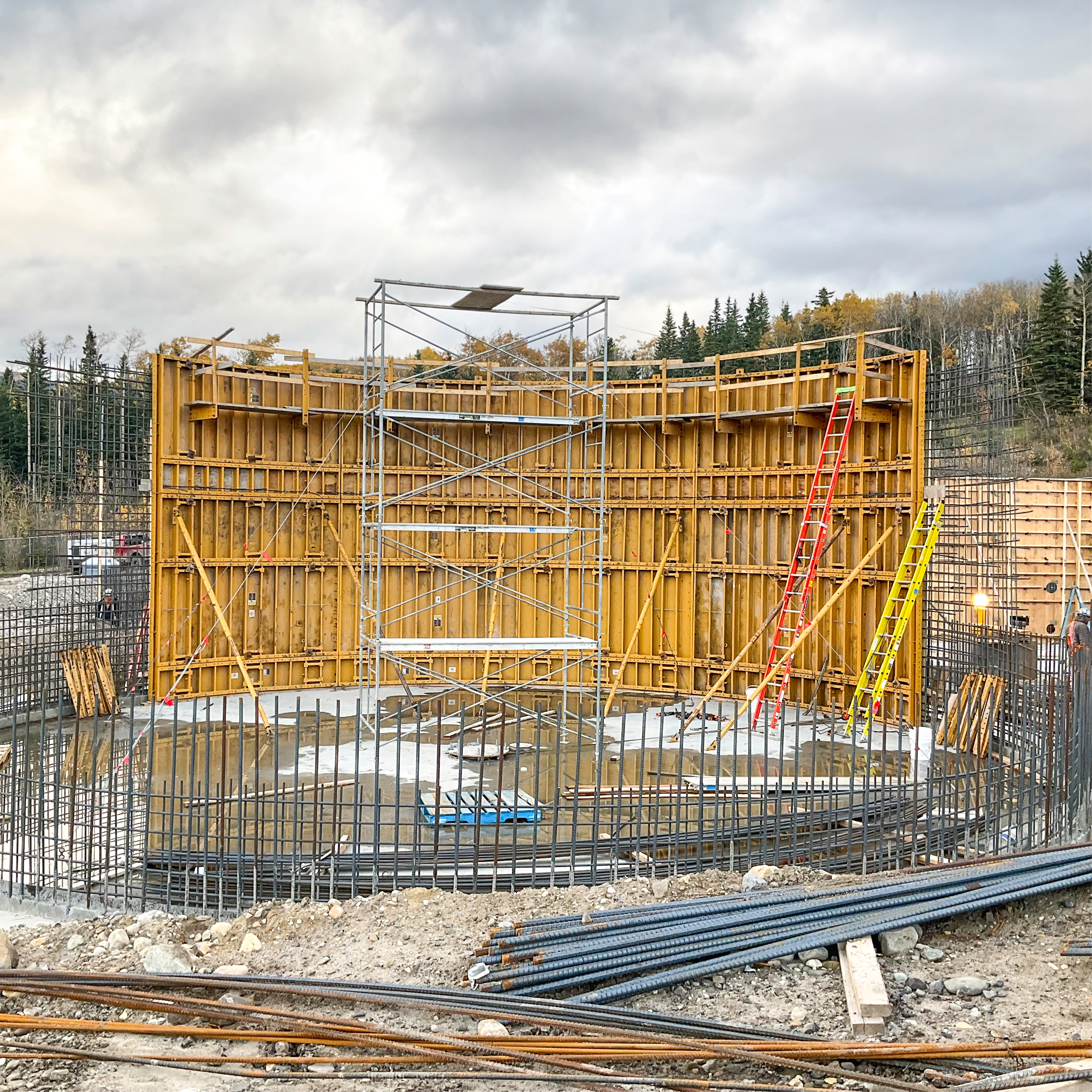 Grande Cache Wastewater Treatment Facility | Airdrie The REDI-RADIUS formwork was also used in a cantilevered setup on the curved wall to ensure no issues with water stops, as it prevents any interference with the ties at the foundation.