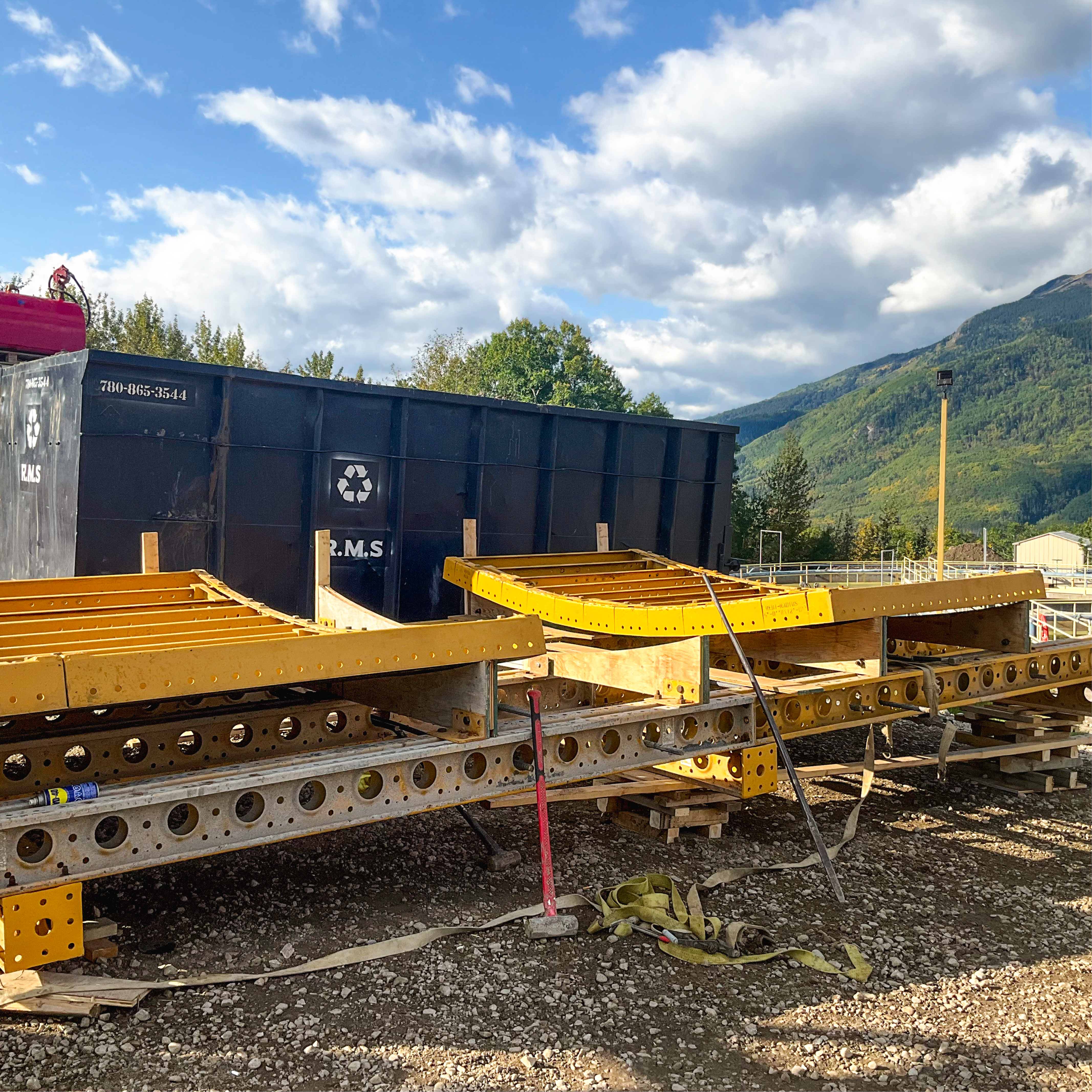 Grande Cache Wastewater Treatment Facility | Airdrie EFCO’s REDI-RADIUS can be easily shaped to any radius without any custom pieces and without any fine-tuning adjustments of turnbuckles.