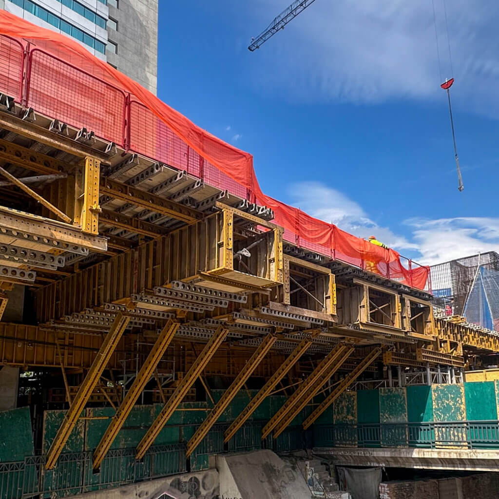 EFCO’s <em>PLATE GIRDER®</em> spanning system handled what standard formwork couldn’t: a platform above moving water with downtown traffic flowing uninterrupted underneath.