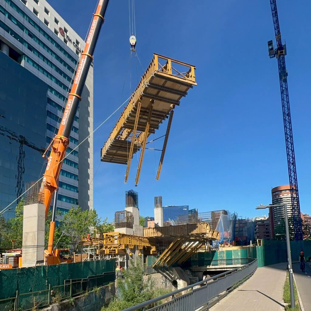 EFCO's <em>PLATE GIRDER®</em> helped ICAFAL build Santiago's Teleférico Bicentenario cable car stations over a river where standard formwork couldn't reach.