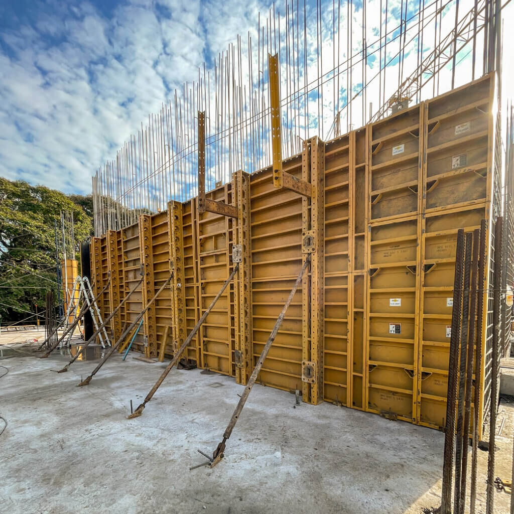 EFCO LITE® walls on the site of the three-tower high rise complex in Corrientes, Argentina.
