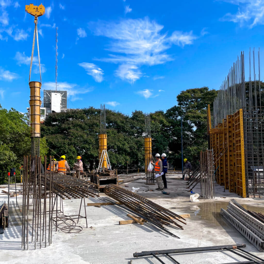 Crews working on the three-tower high-rise complex in Corrientes, Argentina, with EFCO's Round Column® forms.