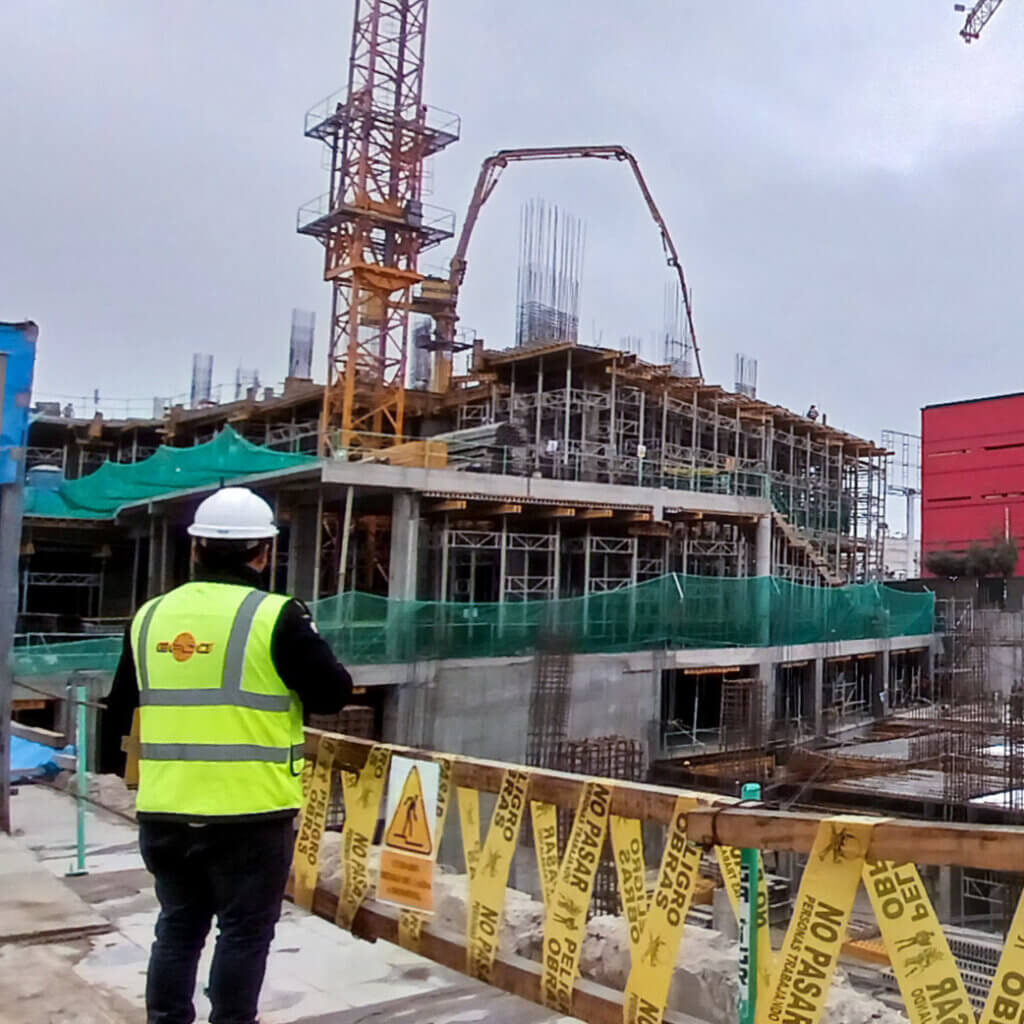 EFCO team member on the jobsite of the Marina City Center. Five towers on one San Miguel site bring homes, offices, retail, a hotel and an elevated garden together across more than 1.6 million square feet.